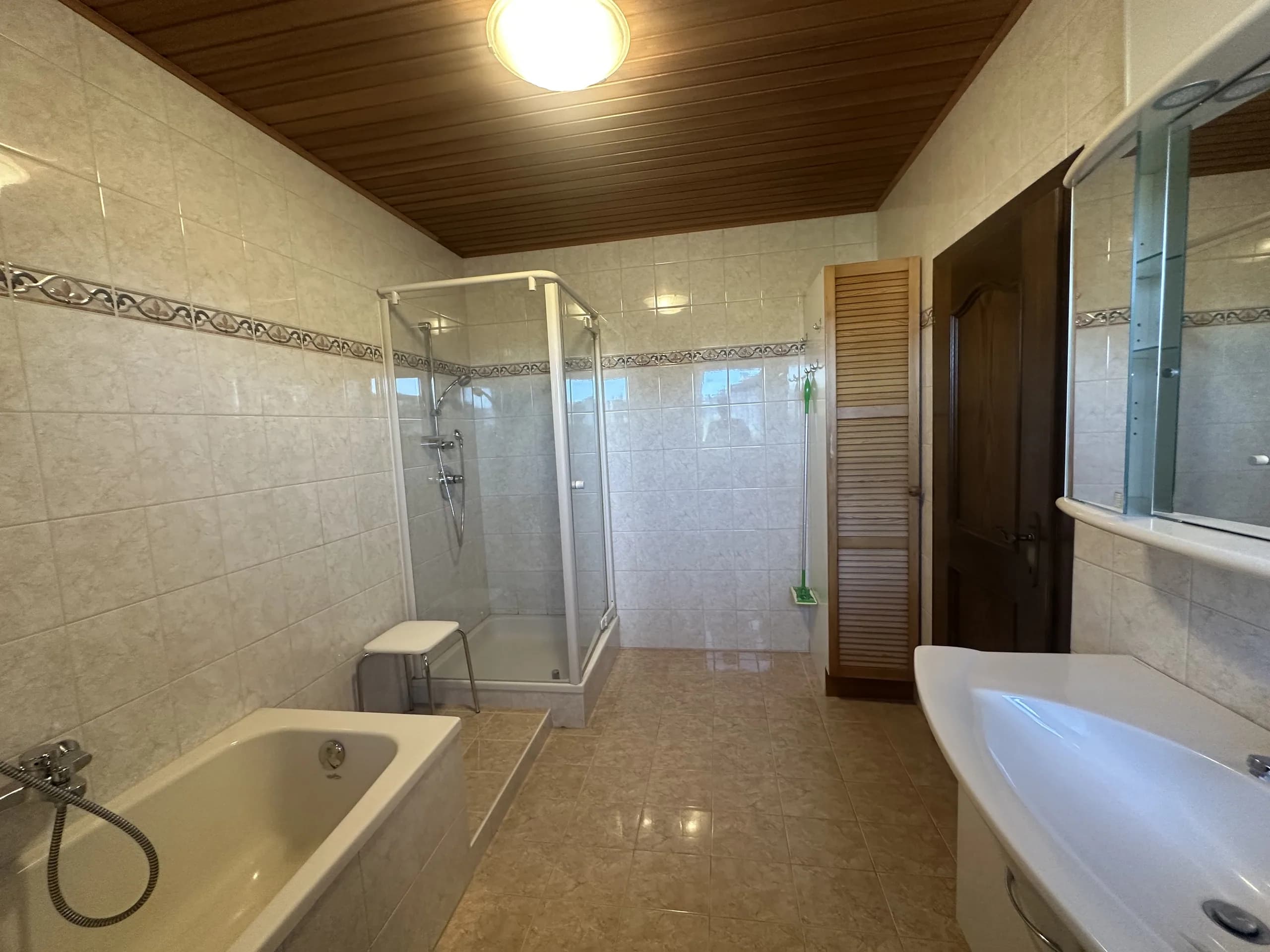 Bad im Obergeschoss mit Wanne und Dusche