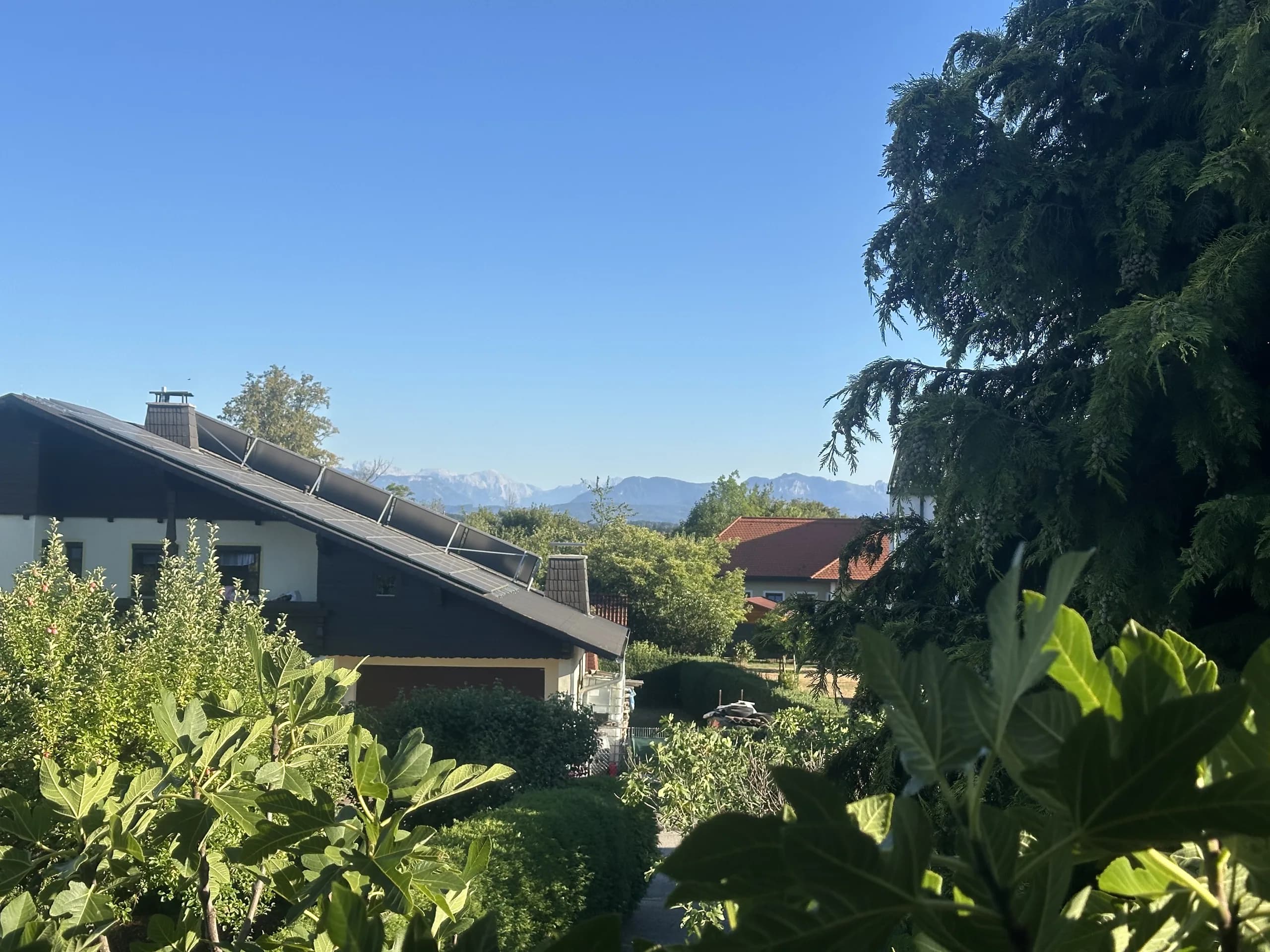 Blick vom Balkon zu den Alpen